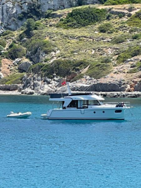 Renas Yacht